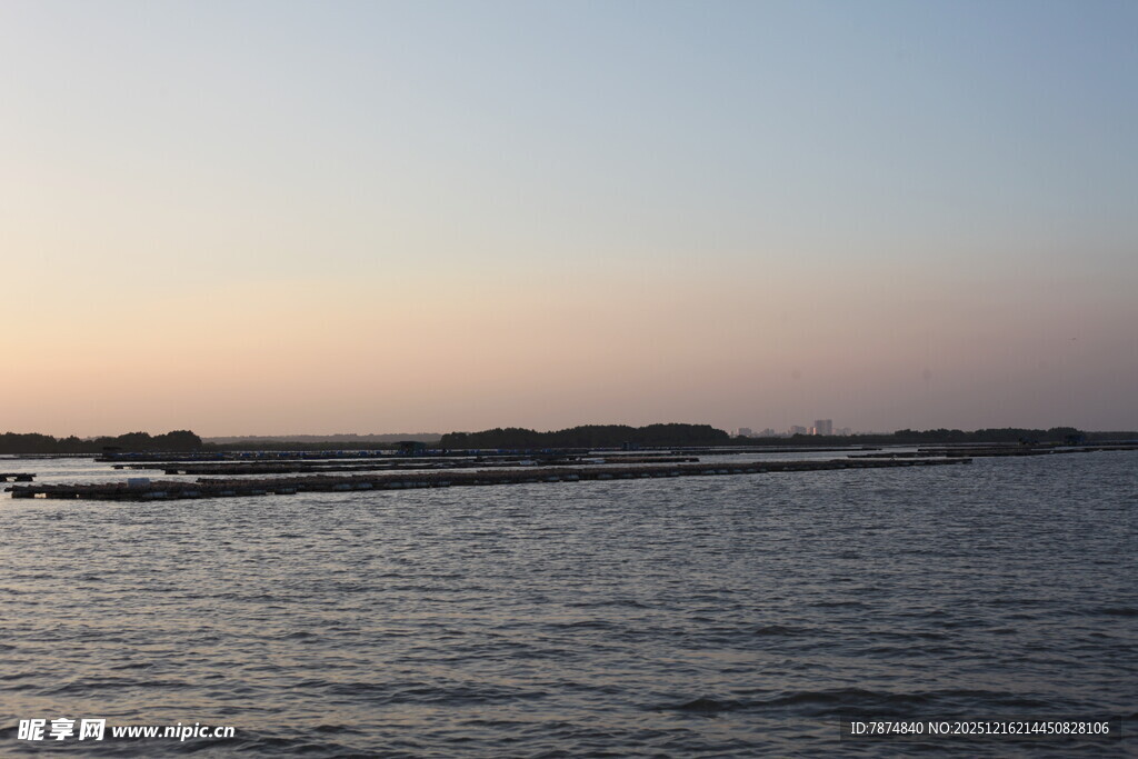 黄昏下的宁静水面