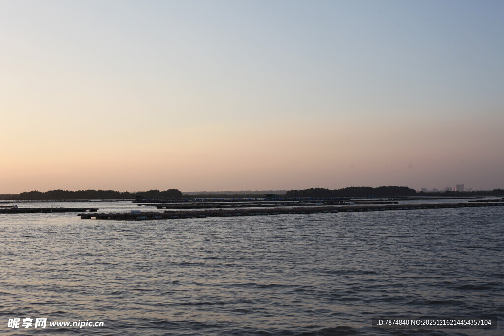 黄昏下的宁静水面