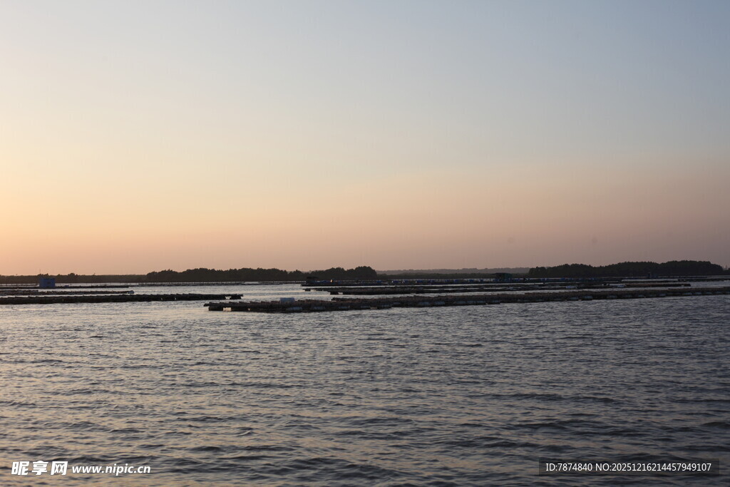 黄昏下的宁静水面景色