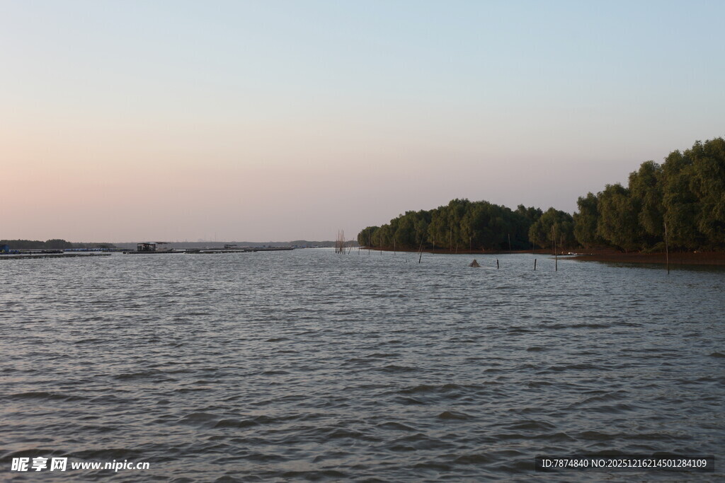 黄昏下宁静的河畔风光