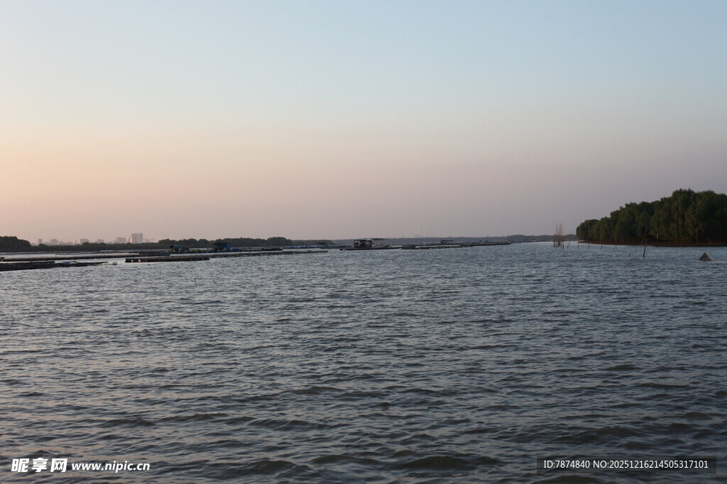 黄昏下的宁静水域