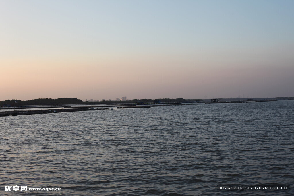 黄昏下的宁静水面