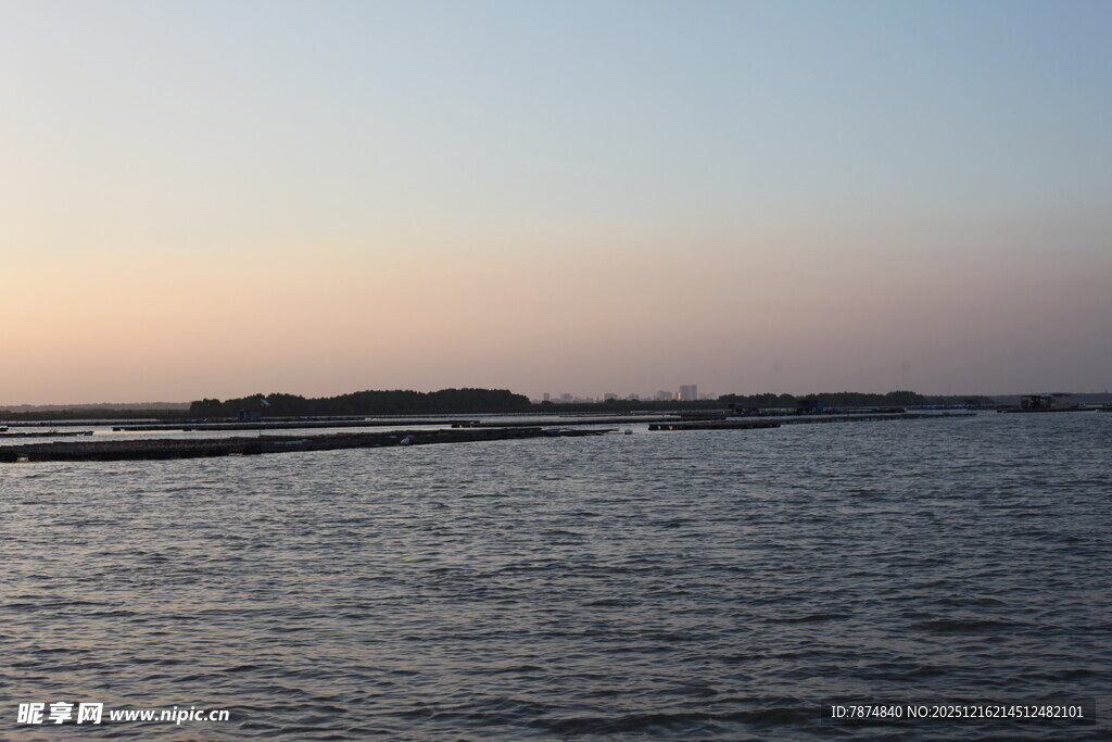 黄昏下的宁静海面