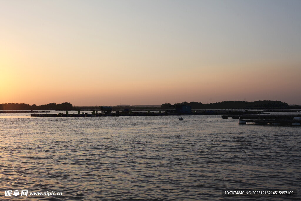 夕阳下的宁静水面