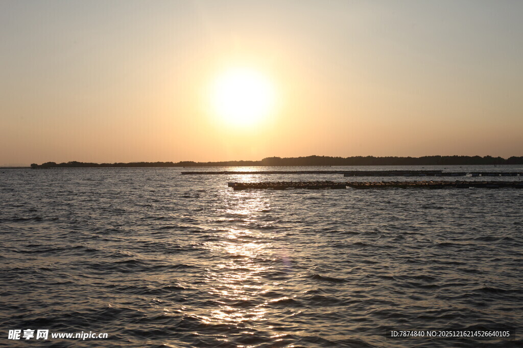 夕阳下波光粼粼的水面