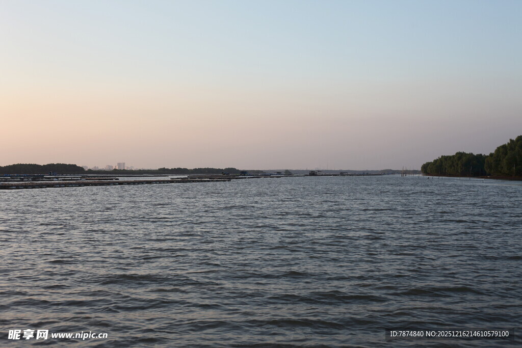 黄昏下宁静的宽阔水面