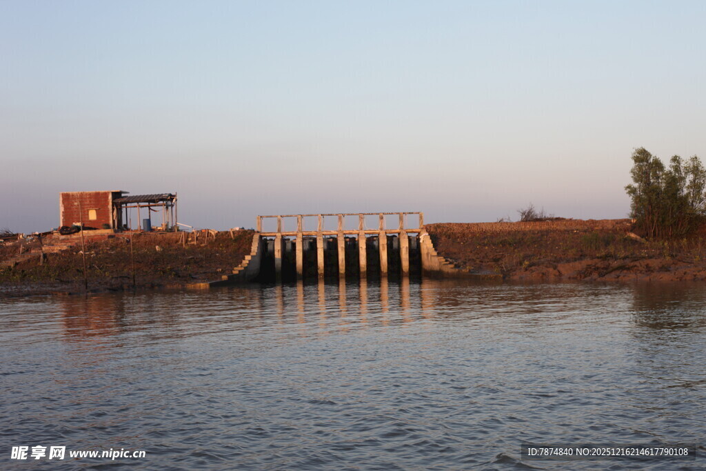 河畔水闸景观