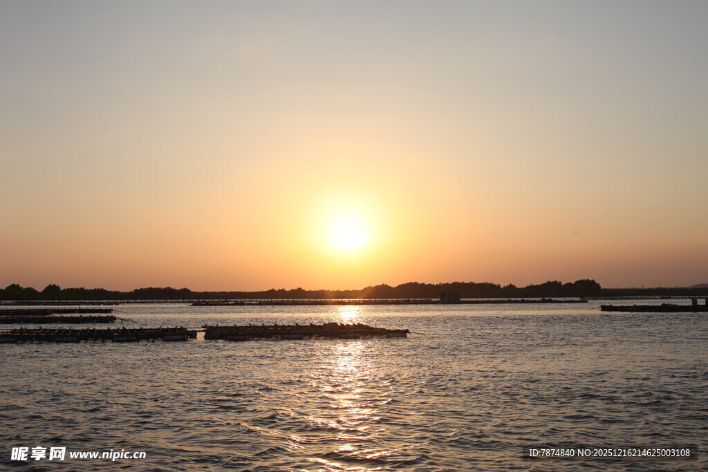 夕阳下的宁静水面景色