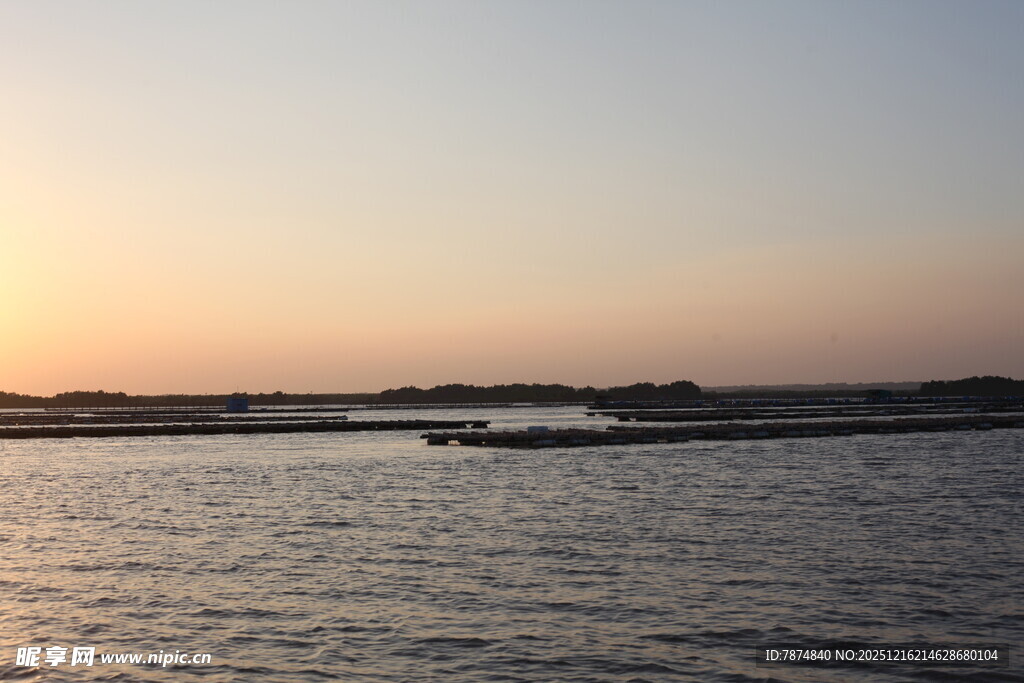 夕阳下的宁静水面