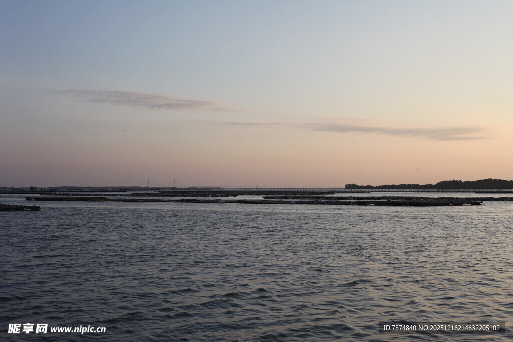 黄昏下的宁静水域景观
