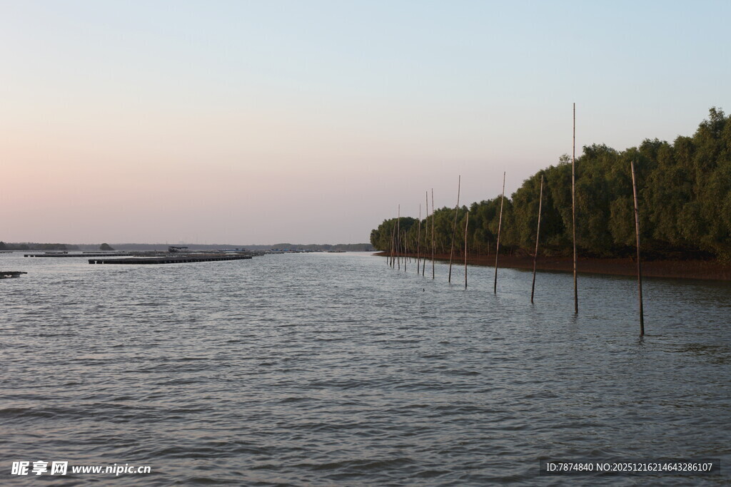河畔暮色中的宁静水域