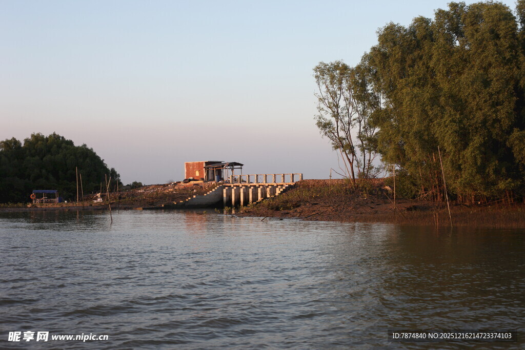 河畔风光及远处建筑
