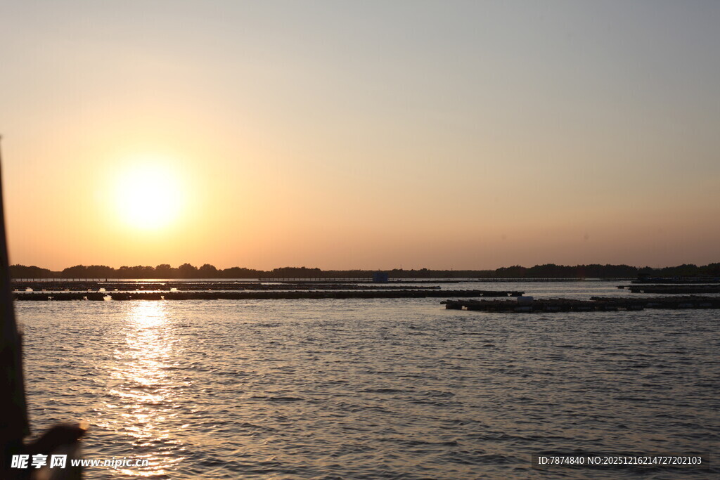 夕阳下的宁静水面