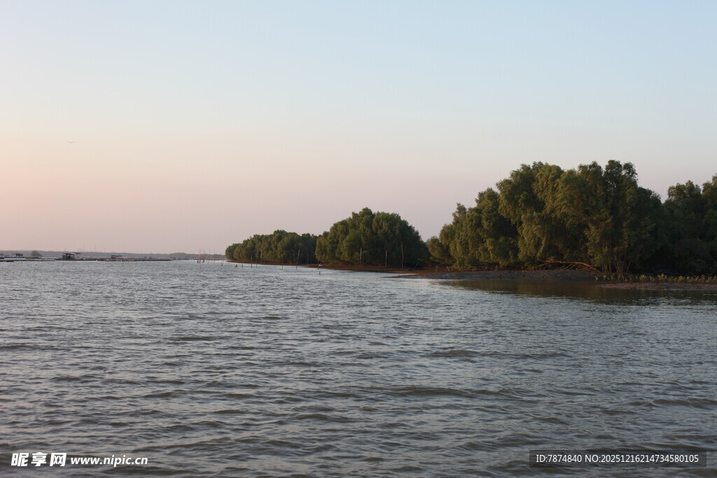 黄昏下的宁静河岸风光