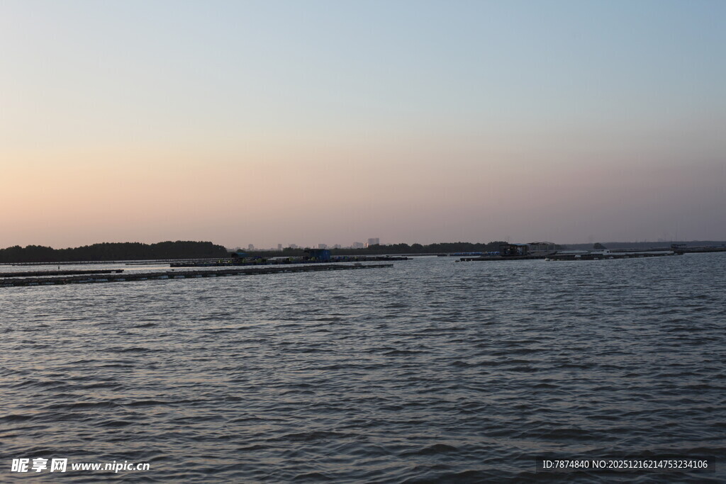 黄昏下的宁静水面