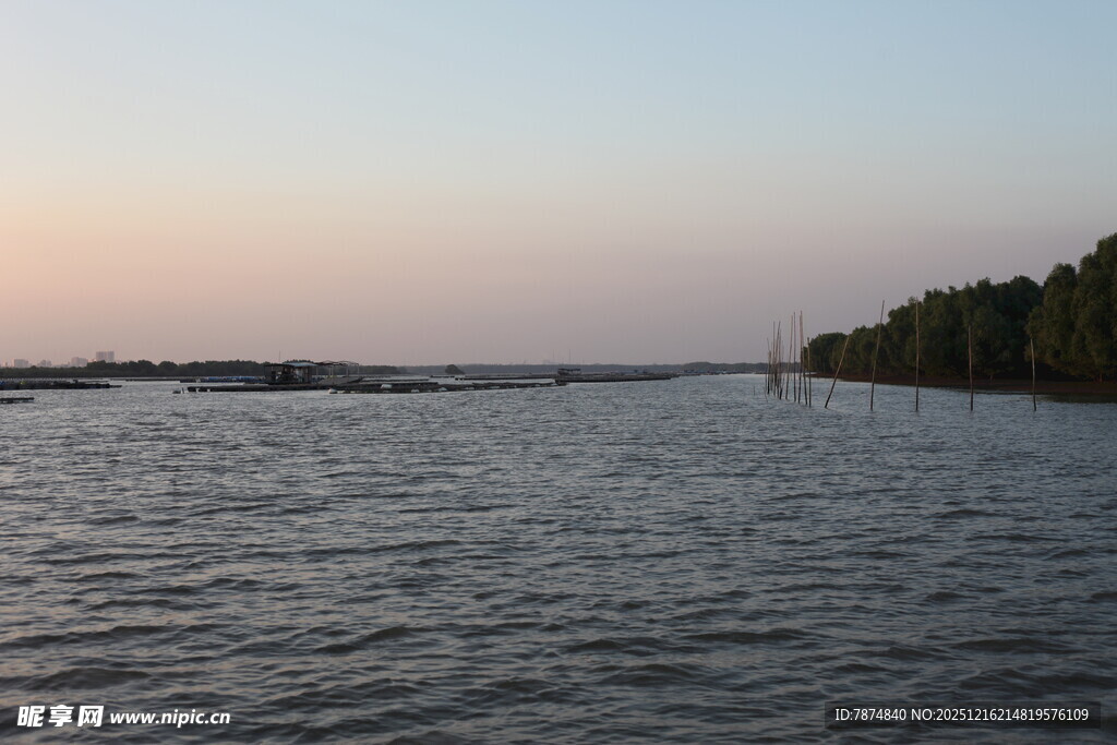 黄昏下的宁静河面