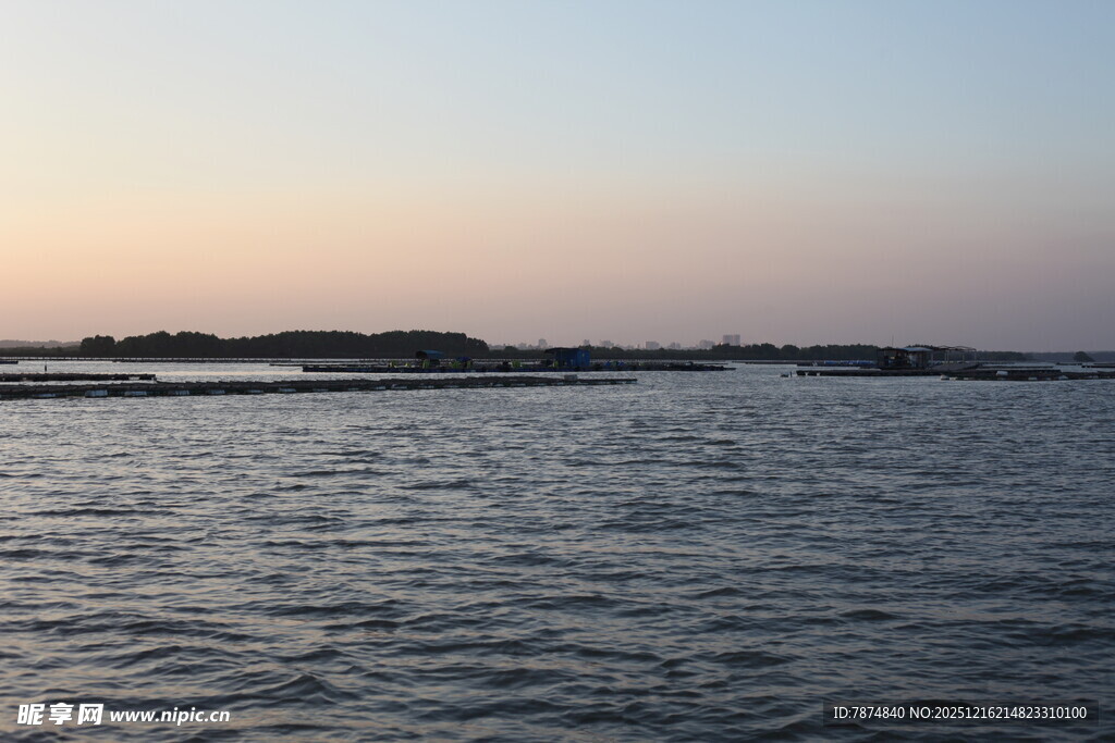 黄昏下的宁静海面