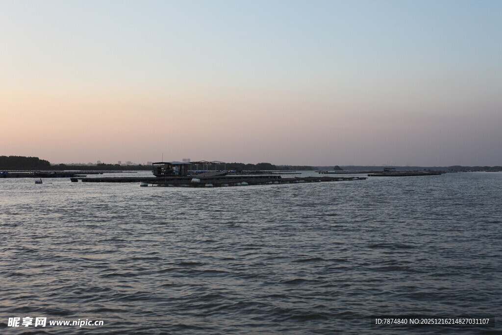 黄昏下的宁静海面景观
