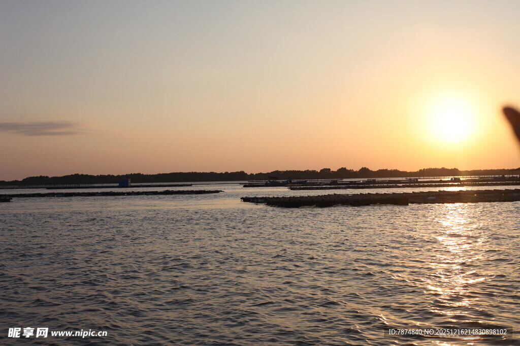 夕阳下的宁静水面