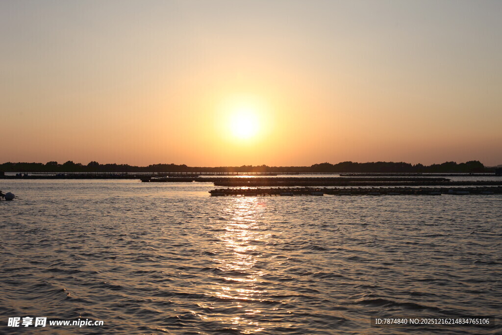 夕阳下的宁静水面