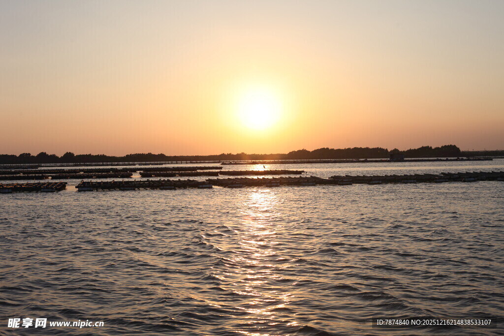 夕阳下波光粼粼的水面