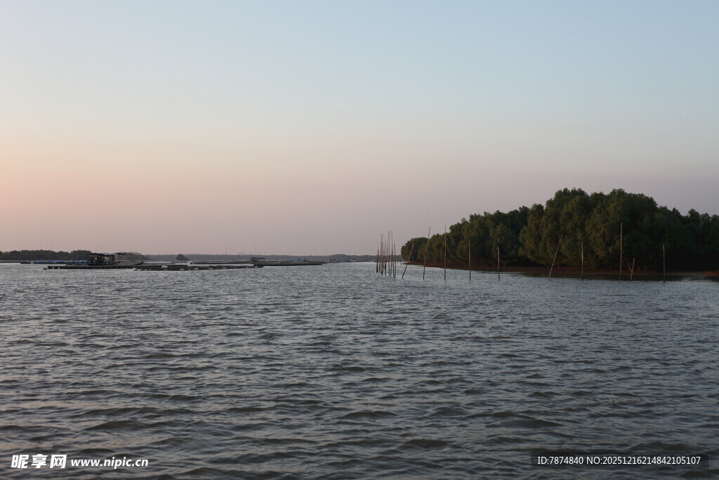 黄昏下的宁静水域与岛屿