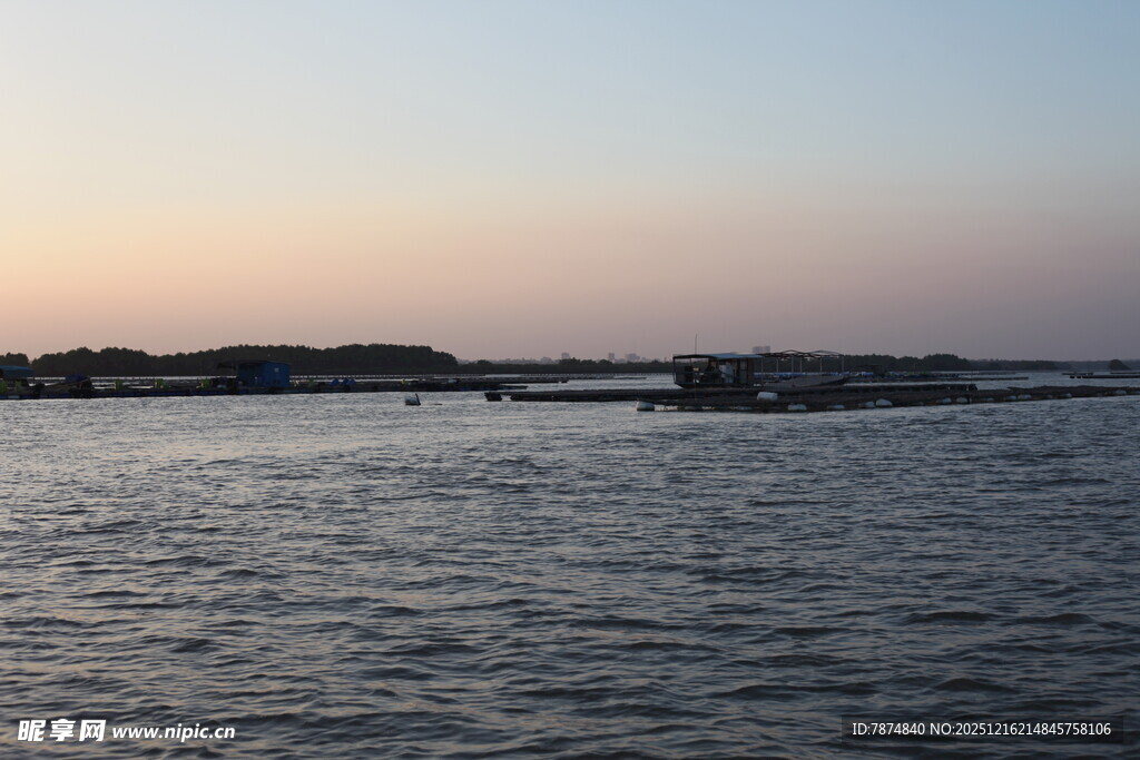 黄昏下的宁静水面