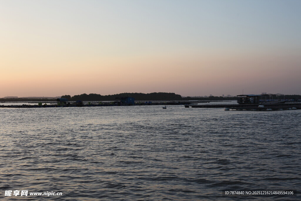 黄昏下的宁静水域