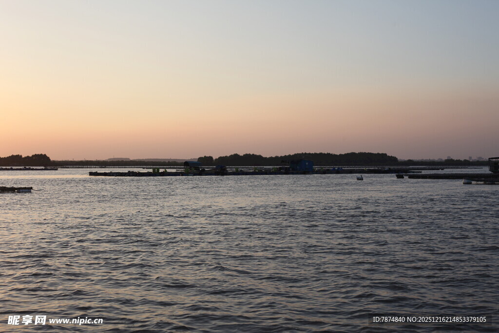 日落时分的宁静水面