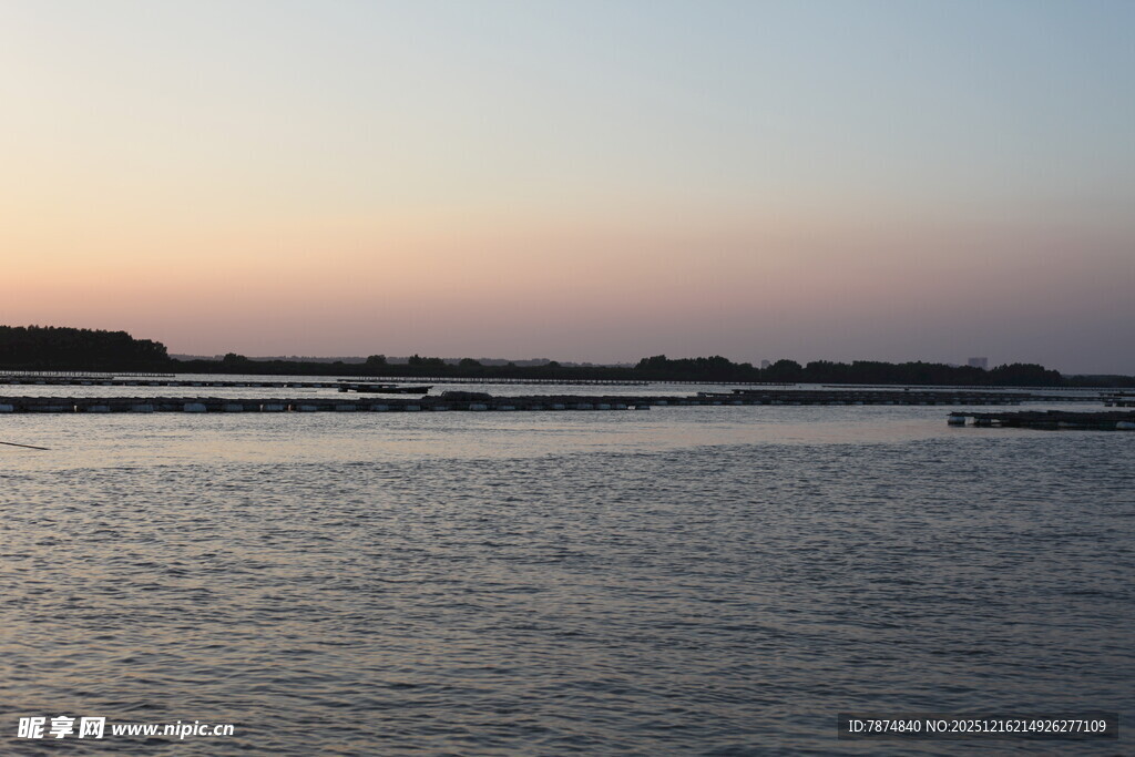 黄昏下的宁静水域