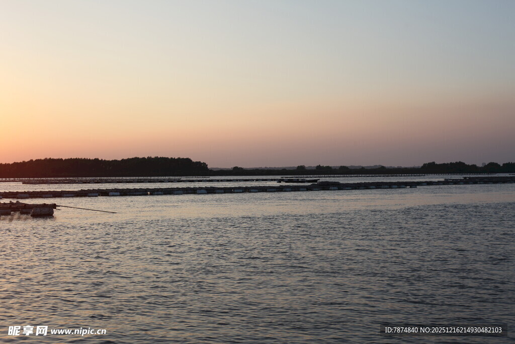 夕阳下的宁静水域