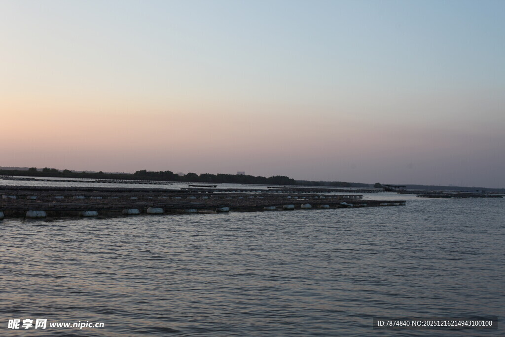 黄昏时分的宁静河岸景色