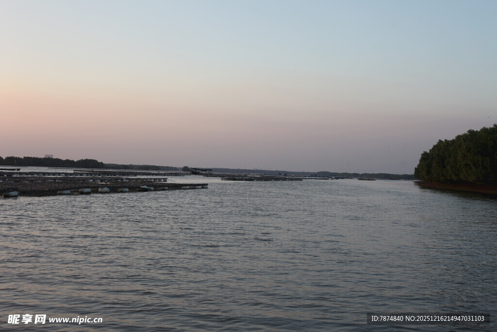 黄昏下的宁静河岸风光