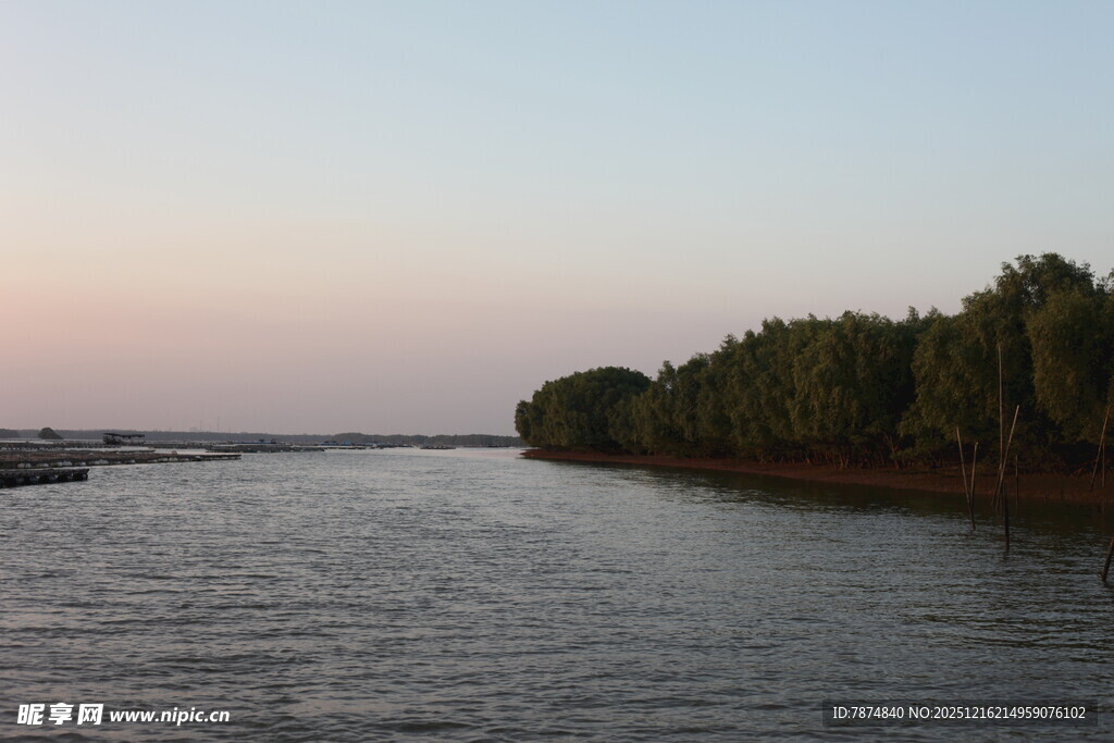 河畔暮色风景