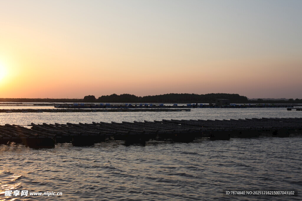 夕阳下的宁静水域景观