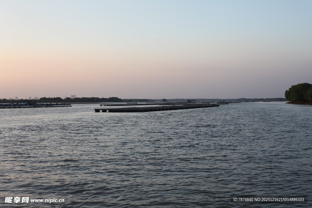 黄昏下的宁静河面