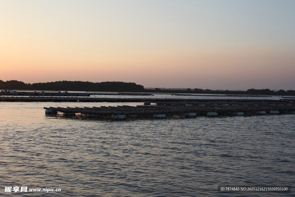 夕阳下的宁静水域景观