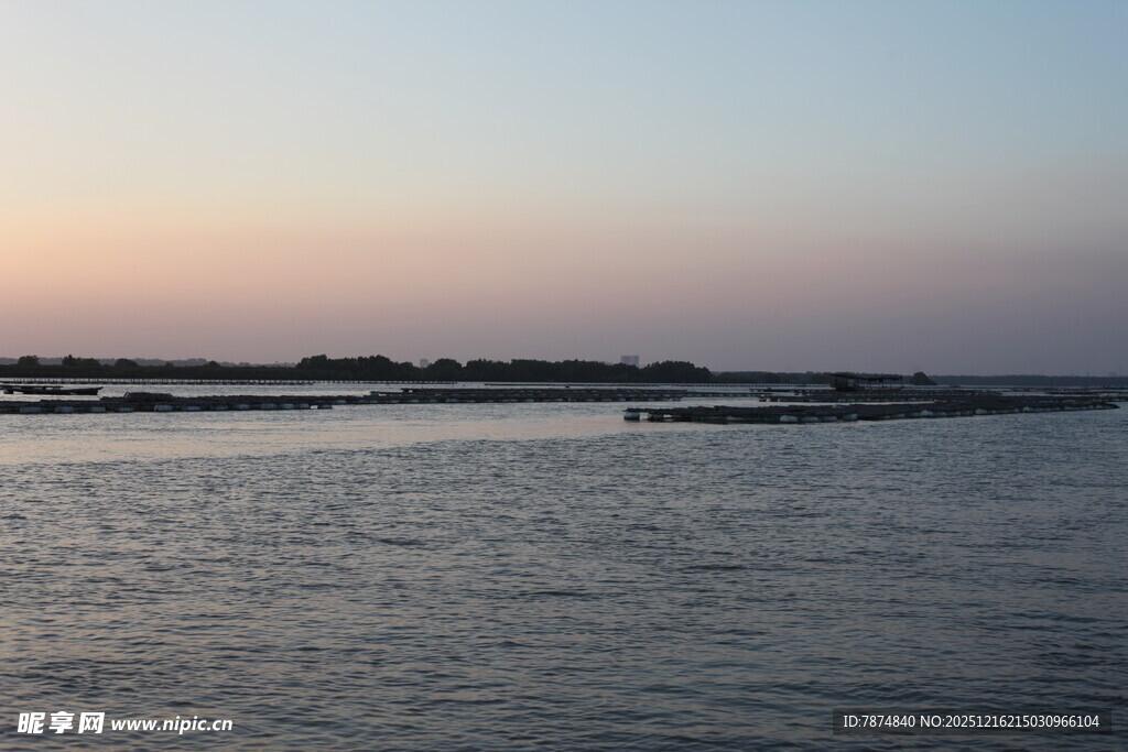 黄昏下的宁静水域