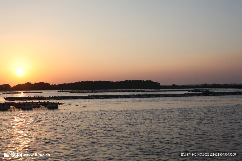 夕阳下的宁静水面景观