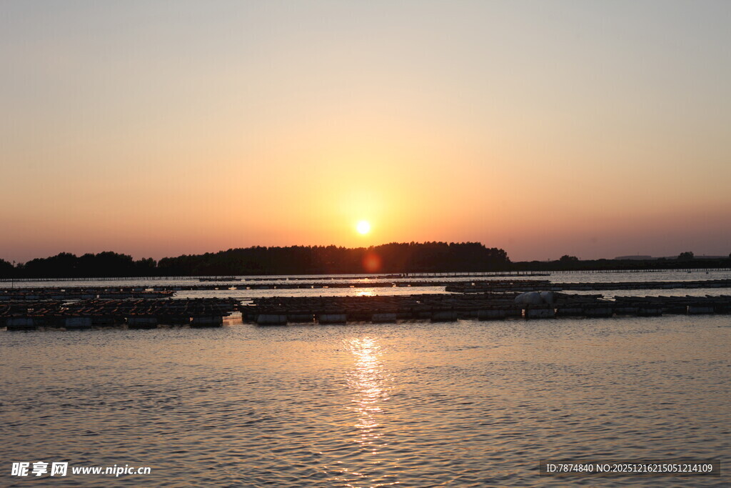 夕阳下的宁静水面景观