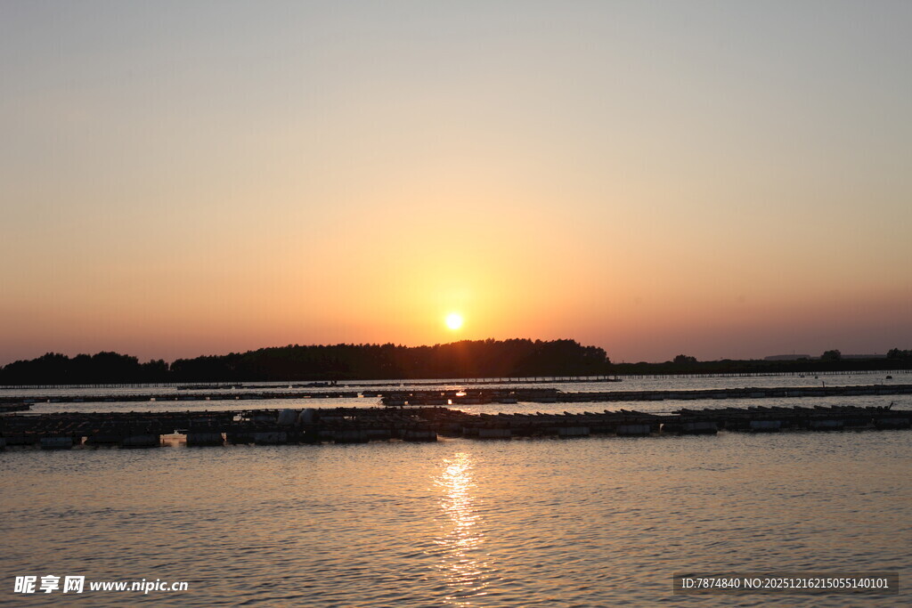 夕阳下的宁静水面景观