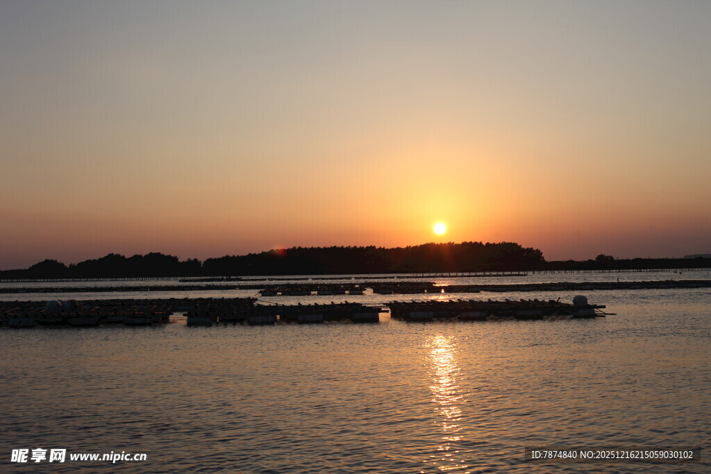 夕阳下的宁静水面景观