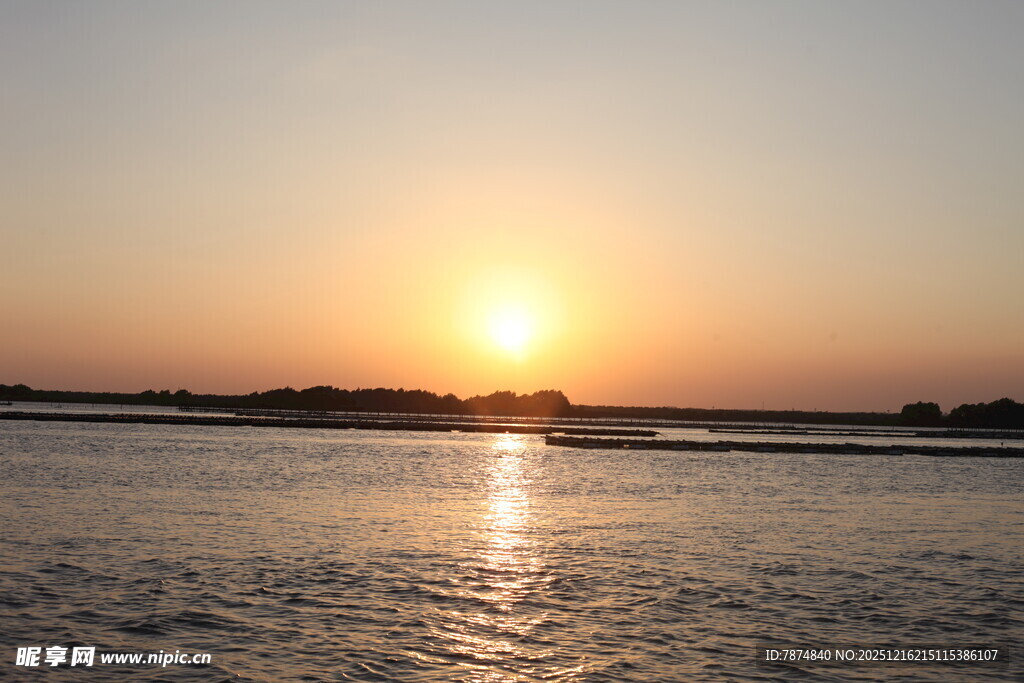 夕阳下的水面美景