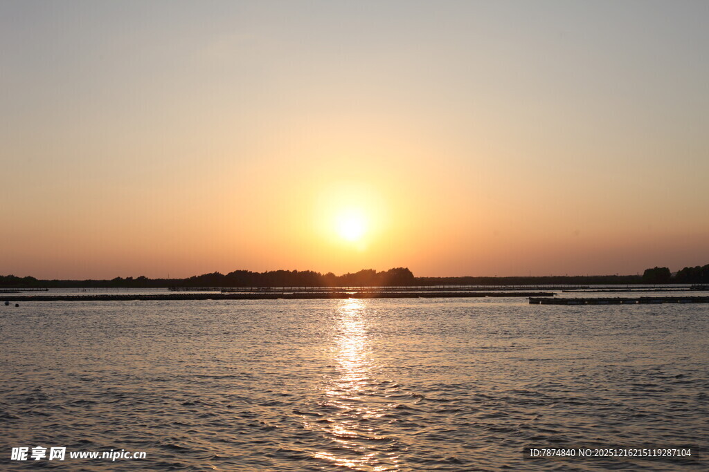夕阳下的平静水面