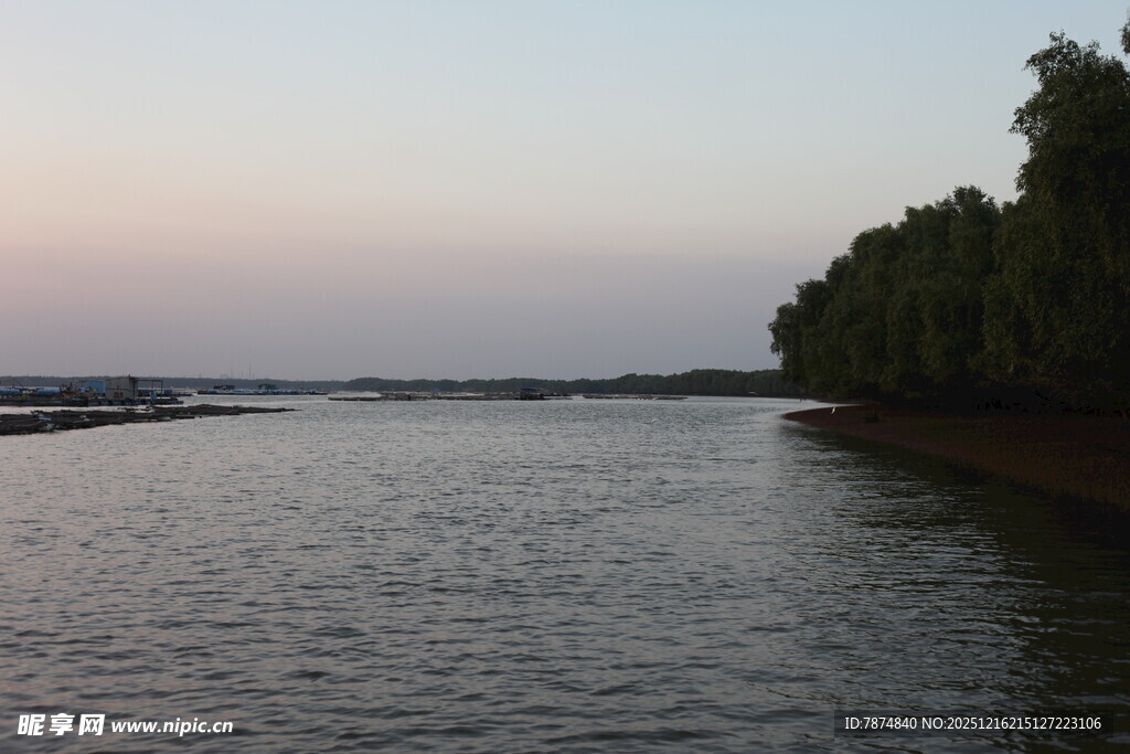河畔暮色景观