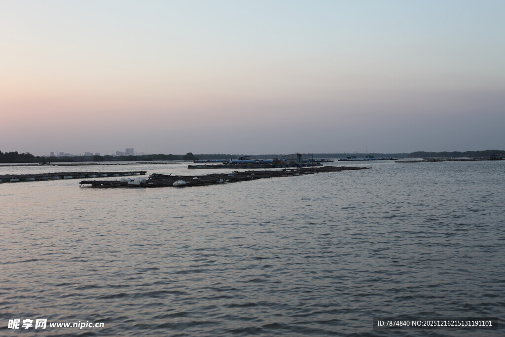 黄昏下宁静的宽阔水域