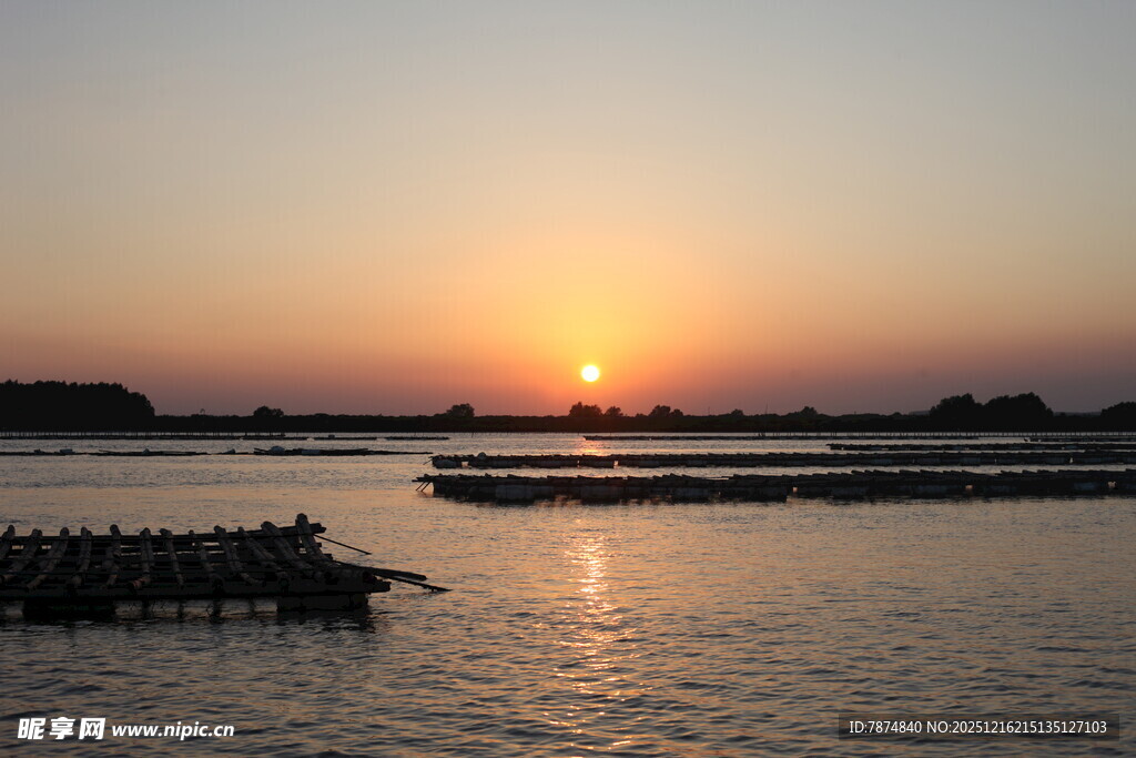 夕阳下的宁静水域风光