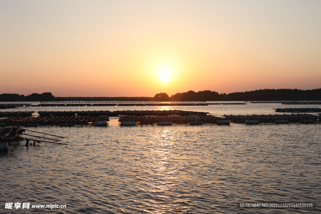 夕阳下波光粼粼的水面
