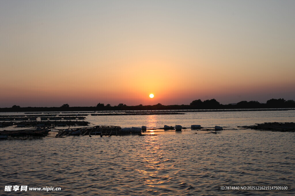 夕阳下的宁静水面景观