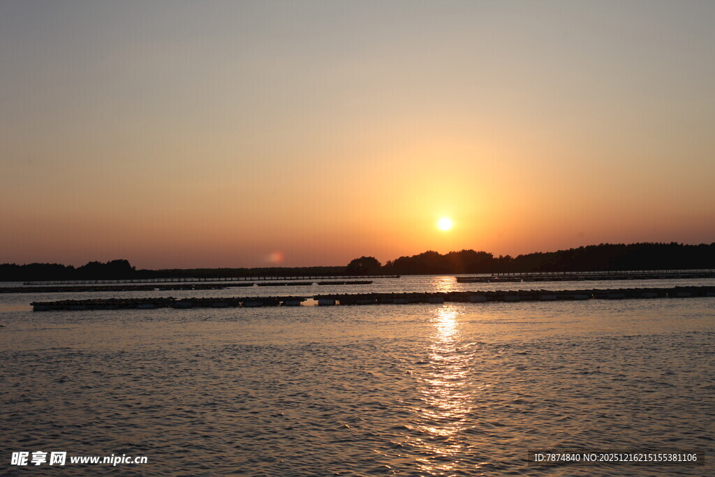 夕阳下的宁静水面美景